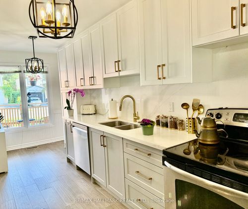 761 Pam Cres, Newmarket, ON, L3Y5B7 | Card Image