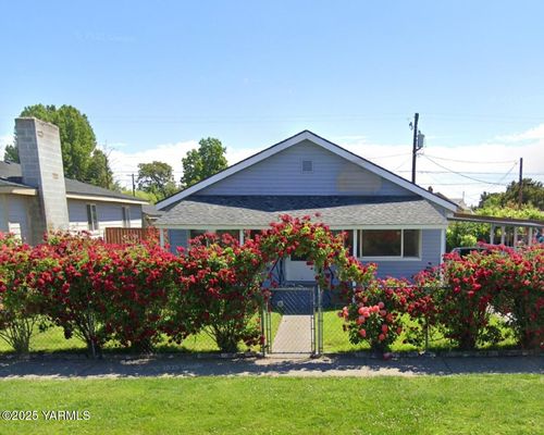703 S Naches Ave, Wapato, WA, 98951-1247 | Card Image