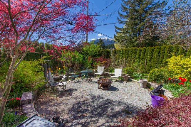 2020 Maple Drive, House other with 3 bedrooms, 3 bathrooms and 5 parking in Squamish BC | Image 2