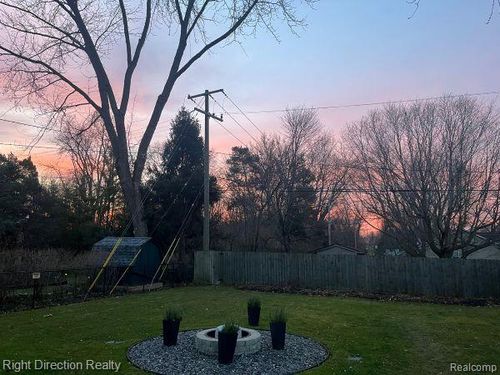 351 Riddle St, Howell, MI, 48843-1135 | Card Image