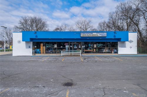 7570 Cooley Lake Rd, Waterford, MI, 48327-4189 | Card Image