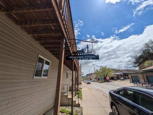 apt-e-100 N 2nd St, Lansing, IA, 52151-7760 | Card Image