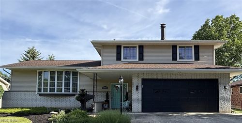 13981 Indian Creek Dr, Middleburg Heights, OH, 44130-6851 | Card Image