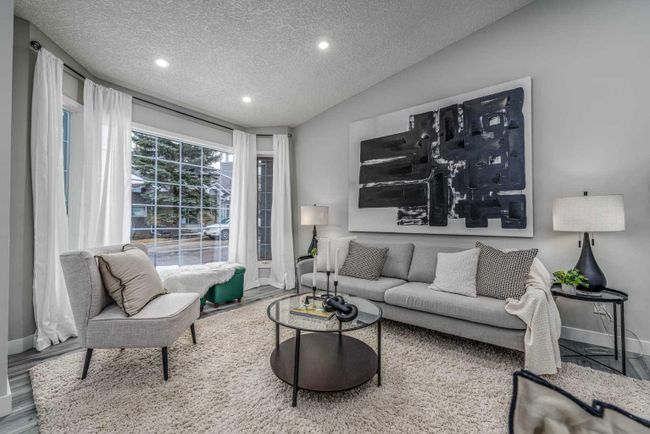 25 Gladstone Gardens Sw, Home with 4 bedrooms, 3 bathrooms and 4 parking in Calgary AB | Image 4