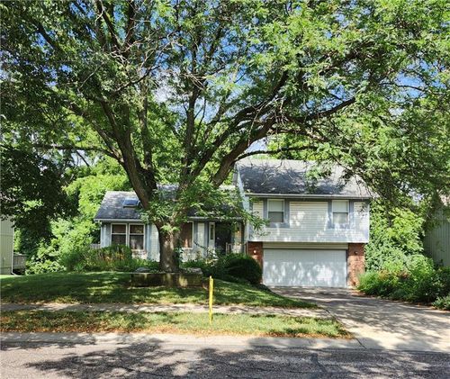 9318 Greenway Ln, Lenexa, KS, 66215-3172 | Card Image
