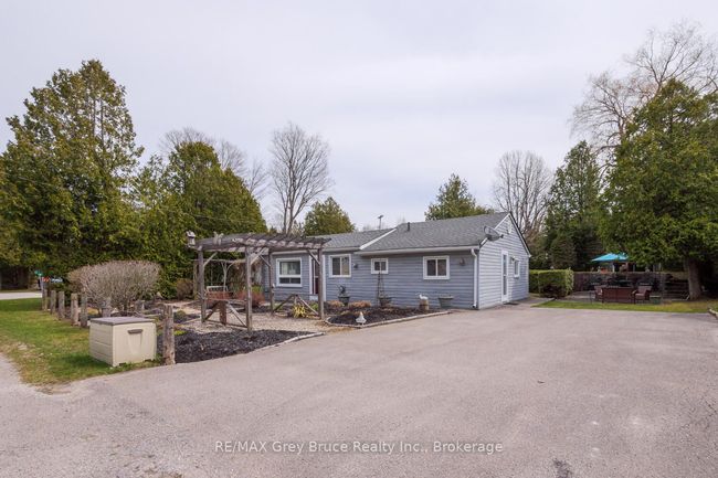 12 Guelph St, House other with 3 bedrooms, 1 bathrooms and 4 parking in Sauble Beach ON | Image 4
