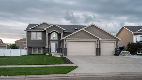 807 Canyon Rd Sw, Mandan, ND, 58554-5723 | Card Image