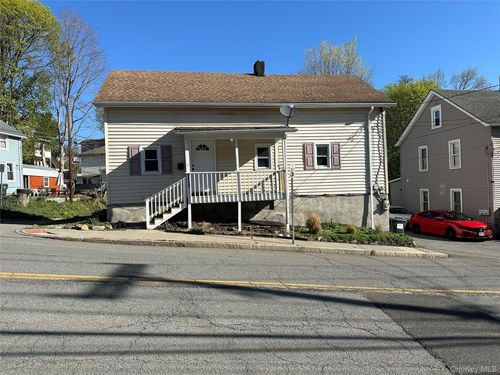 104 Oak St, Walden, NY, 12586-1016 | Card Image