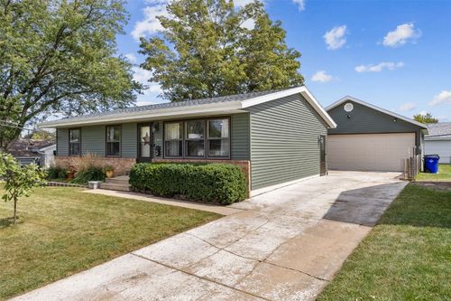 5911 Crestridge Ave Sw, Cedar Rapids, IA, 52404-1008 | Card Image