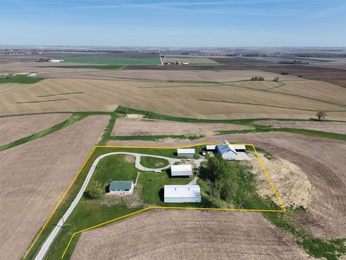2395 Benton Iowa Rd, Marengo, IA, 52301-9314 | Card Image