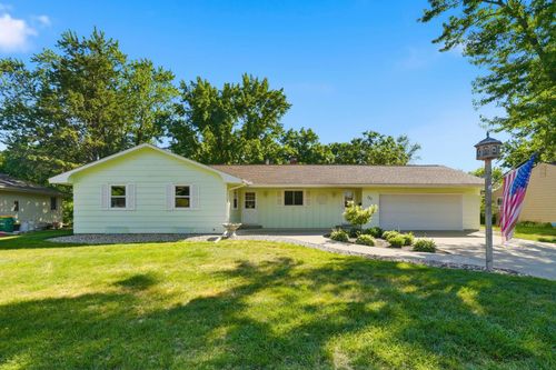 121 Hillcrest Dr, Belle Plaine, MN, 56011-1111 | Card Image