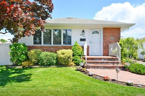 91 Pollok Pl, Hicksville, NY, 11801-2237 | Card Image
