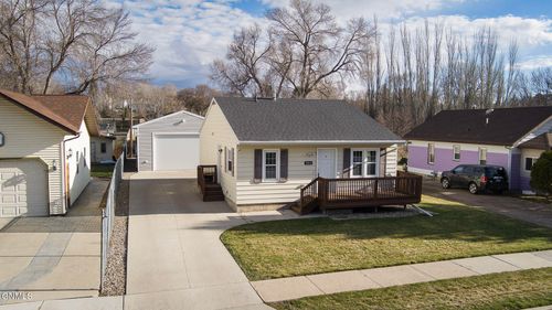 908 Lincoln Ave, Bismarck, ND, 58504-5324 | Card Image