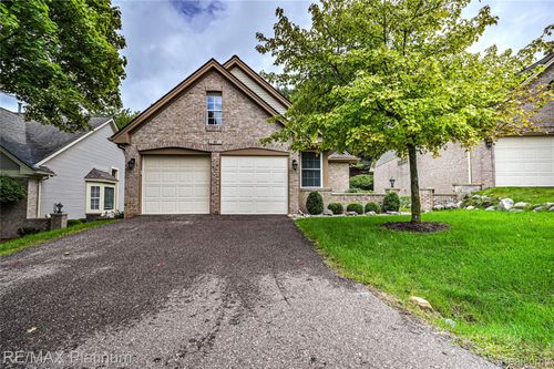 70-807 Whisperwood Dr, Fenton, MI, 48430-2278 | Card Image