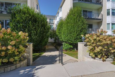 2E - 715 Ridge Road, Condo with 1 bedrooms, 1 bathrooms and 1 parking in Wilmette IL | Image 2