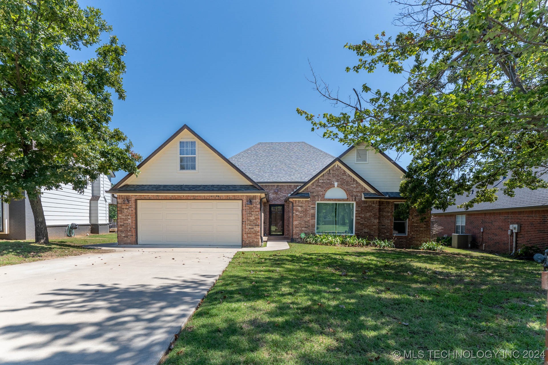 Rolling Oaks Dr, Tulsa, OK 74107