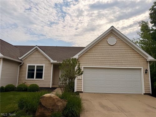 897 Stonewater Dr, Kent, OH, 44240-2052 | Card Image