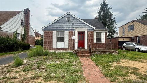 34 Fairfield Ln, New Hyde Park, NY, 11040-1829 | Card Image