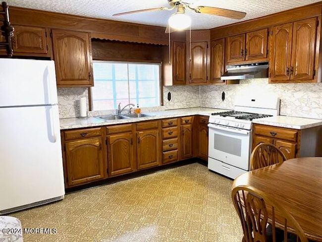 Newer Refrigerator & Stove | Image 16