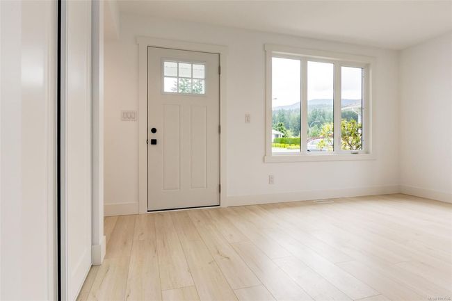 Bright entrance and living room | Image 11