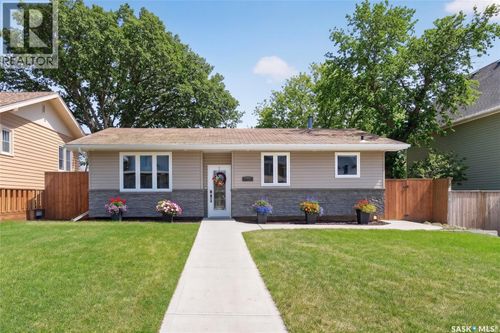 1109 1st Ave Ne, Moose Jaw, SK, S6H1A2 | Card Image
