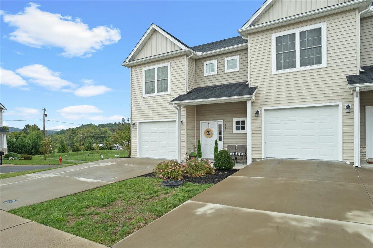 Louise Ln, Elliston, VA 24087