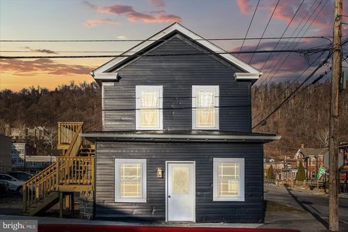49 N Mercer St, BERKELEY SPRINGS, WV, 25411-1524 | Card Image