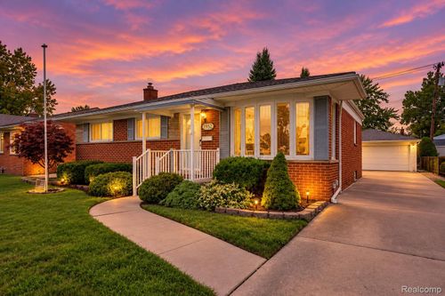 1952 Lakeview St, Trenton, MI, 48183-1729 | Card Image
