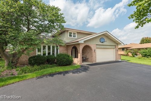 9S434 Allison Ct, Willowbrook, IL, 60527-7094 | Card Image