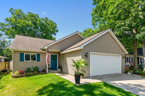 3633 Richmond St, Waterford, MI, 48328-1425 | Card Image