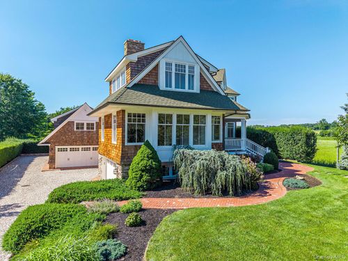 118 Peconic Bay Blvd, Riverhead, NY, 11901-5815 | Card Image
