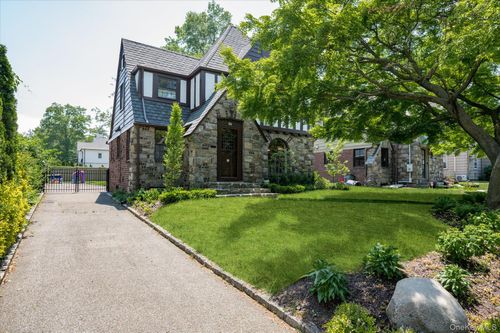 84 Allenwood Rd, Great Neck, NY, 11023-2241 | Card Image