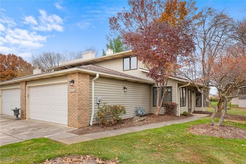 15440 Roxboro Dr, Middleburg Heights, OH, 44130-8345 | Card Image