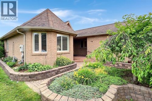 1099 Imperial Cres, Windsor, ON, N9G2T4 | Card Image