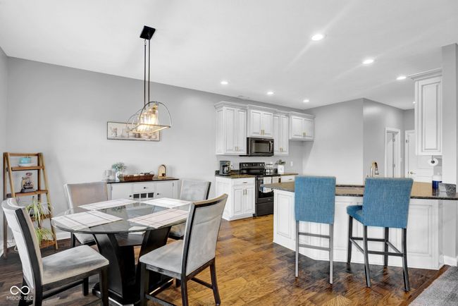 Plenty of room in the dining area | Image 10