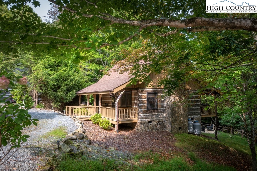 Hawks Lake Dr, Seven Devils, NC 28604