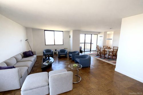 apt-18e-27110 Grand Central Pkwy, Floral Park, NY, 11005-1218 | Card Image