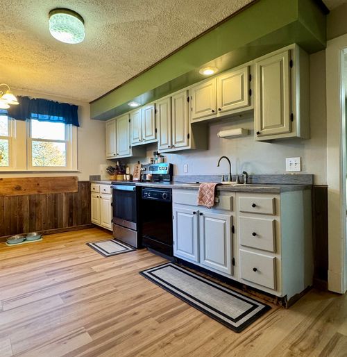 7684 W Beard Rd, Perry, MI, 48872-9143 | Card Image