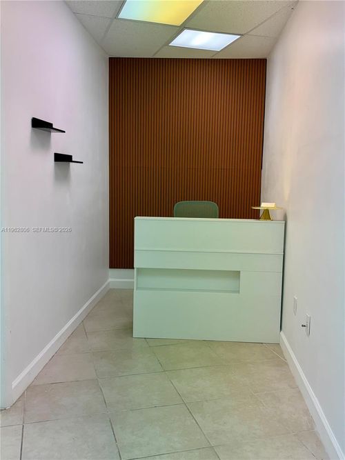 18315 W Dixie Hwy, NORTH MIAMI BEACH, FL, 33160-2071 | Card Image