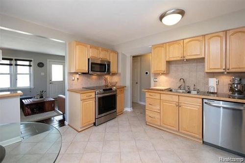 1805 Guthrie Ave, Royal Oak, MI, 48067-3587 | Card Image