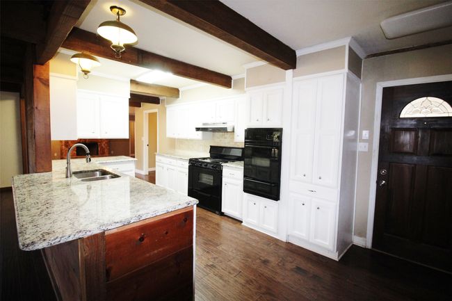 Breakfast bar. Granite counter tops | Image 11