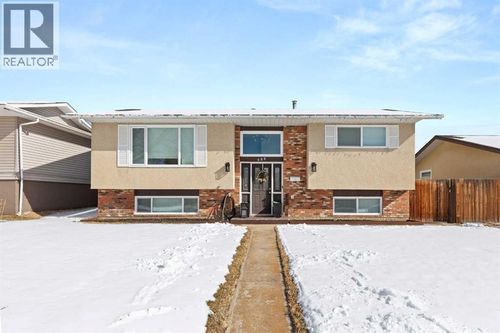 888 20 St Ne, Medicine Hat, AB, T1C1M4 | Card Image