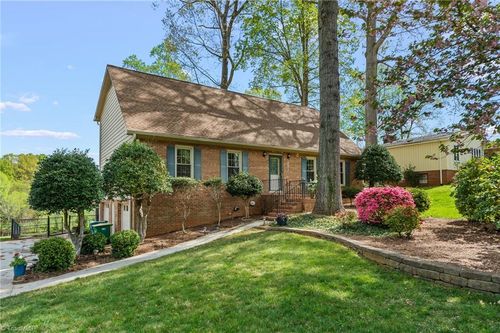 7000 Bridgewood Rd, Clemmons, NC, 27012-8517 | Card Image