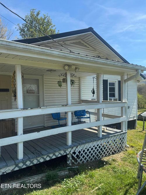 140 Phipps Dr, Washburn, TN, 37888-4862 | Card Image