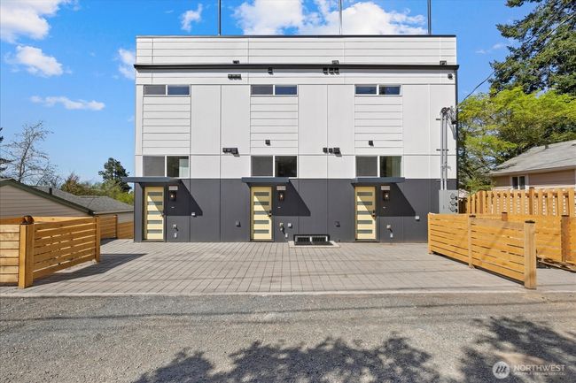 B - 6032 42 Nd Ave Sw, Townhouse with 3 bedrooms, 3 bathrooms and null parking in Seattle WA | Image 24