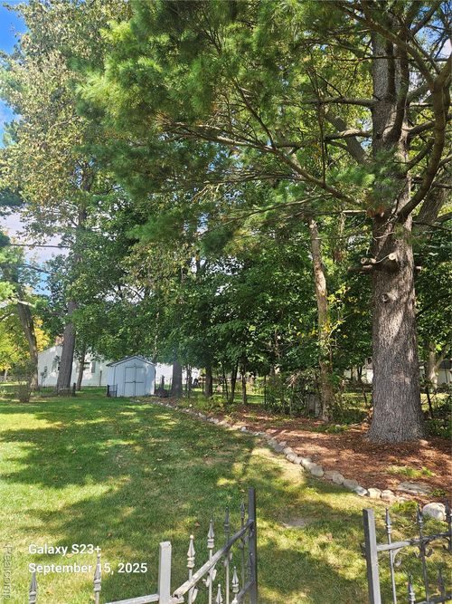 624 Hickory St, Fenton, MI, 48430-1879 | Card Image