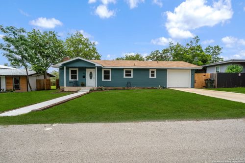 385 W Faust St, New Braunfels, TX, 78130-4723 | Card Image