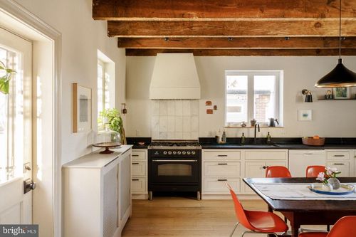 8139 Shawnee St, PHILADELPHIA, PA, 19118-3950 | Card Image