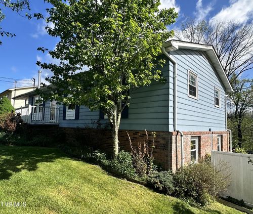 121 Beverly Ave Sw, Wise, VA, 24293-5823 | Card Image