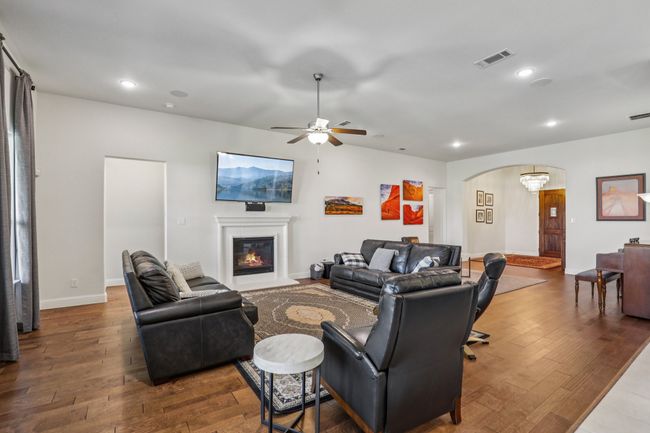 7605 Windsor, House other with 4 bedrooms, 4 bathrooms and null parking in The Colony TX | Image 7